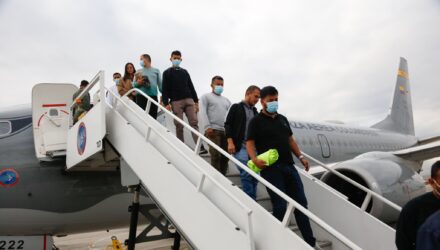 Aterriza en Bogota el primero de los dos aviones colombianos con deportados de EE UU 1