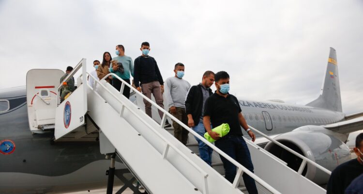Aterriza en Bogota el primero de los dos aviones colombianos con deportados de EE UU 1