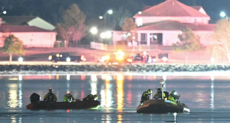 Dos cajas negras de aeronave colisionada en Washington D.C. ya habrían sido recuperadas 1 Avión