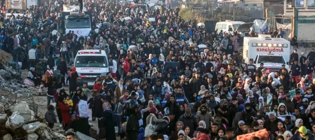 Miles de palestinos comenzaron a regresar al norte de Gaza 2 Gaza
