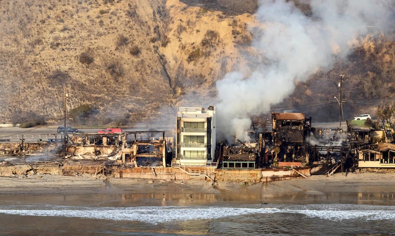 Diez muertos y más de 10.000 estructuras en cenizas por incendios activos de Los Ángeles 2 U6MJ5G5YKBELVJWSHXHII3EYRA