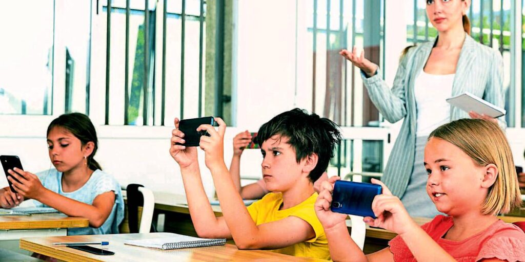 Unesco: Aumentan los países que prohíben el móvil en la escuela 2 Uso del movil