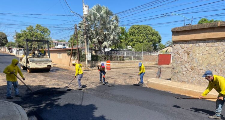 Gobernación del Zulia promueve mejoras viales en el sector San Miguel de Maracaibo 1 Asfaltado