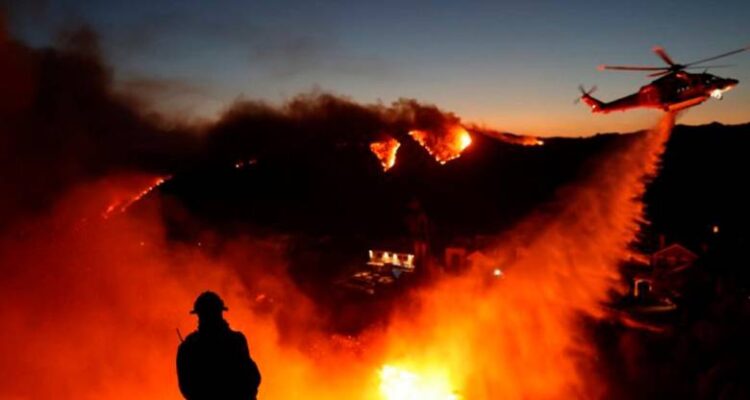 Los incendios forestales continúan en Los Ángeles 1 incendio los angeles afp1 46913339 20250109085726