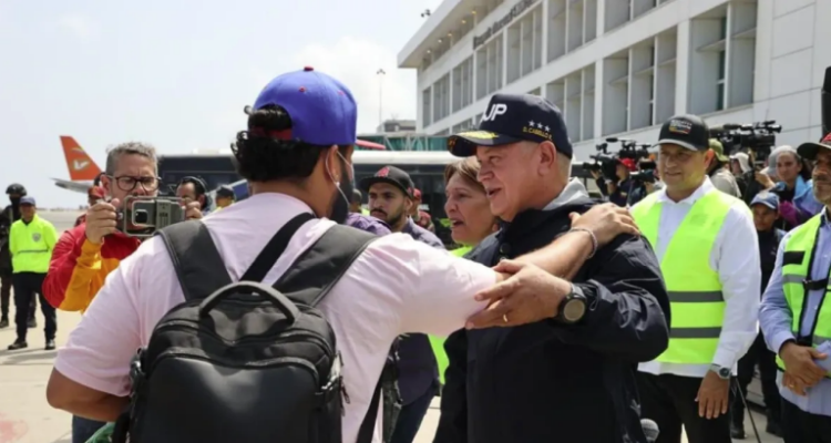 Llegó nuevo vuelo con 242 migrantes venezolanos desde México 1 Cabello
