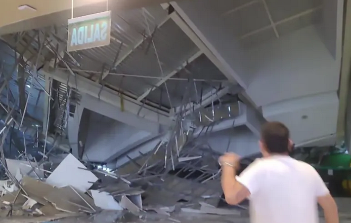 !Tragedia en Perú! brutal colapso del techo de un centro comercial dejó muertos, heridos y atrapados 2 Captura de pantalla 2025 02 22 a las 10.20.54