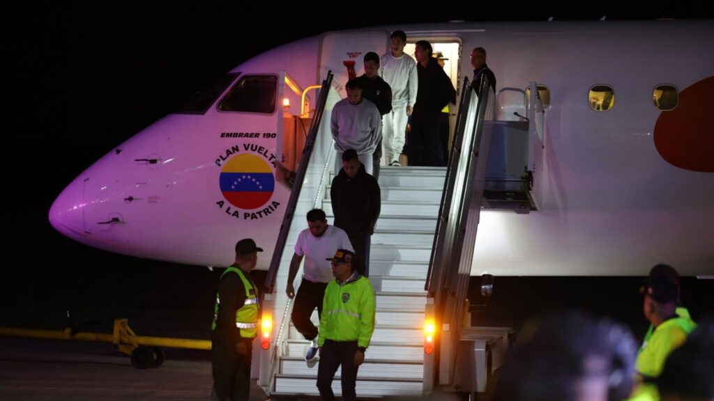 Presidente Maduro ordenó acciones para aumentar vuelos de retorno de migrantes venezolanos en EE. UU. 2 Deportados