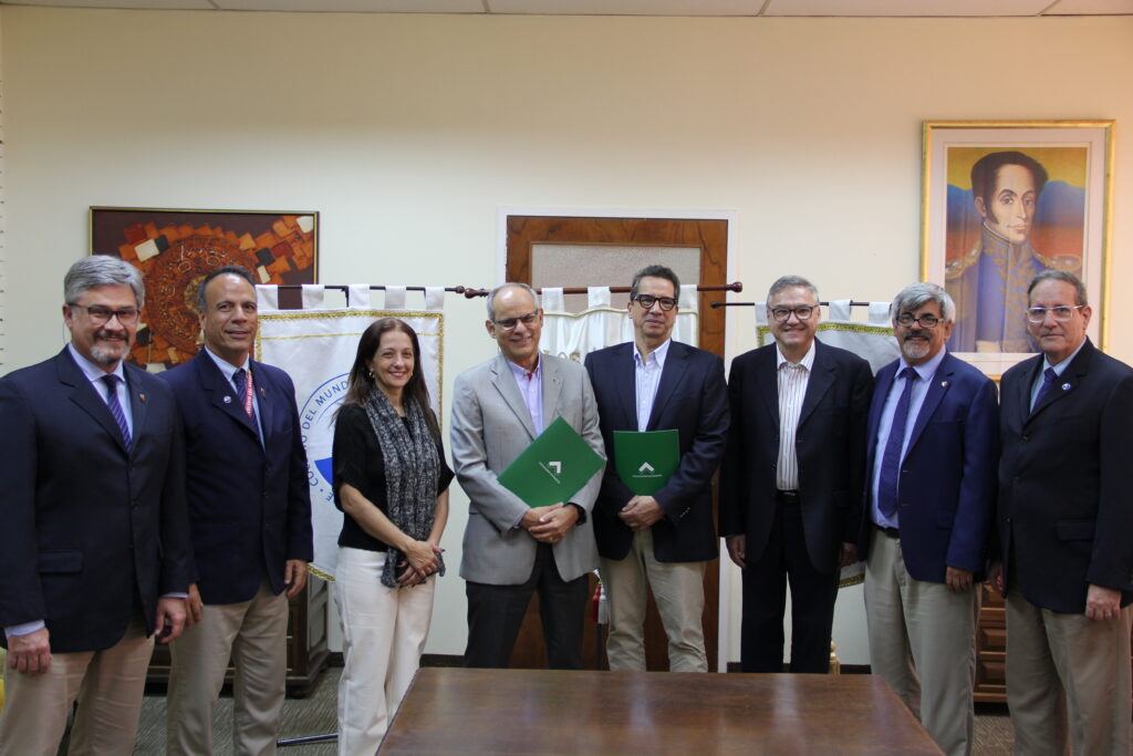 Universidad Monteávila y Colegio Los Arcos firmaron convenio para el bienestar de sus comunidades educativas 2 IMG 9023
