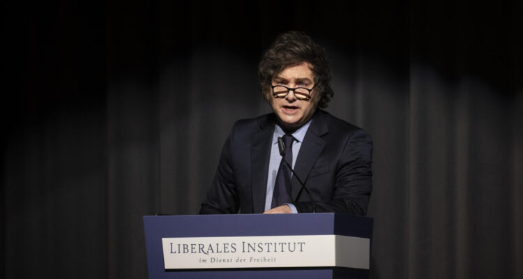Milei sacó a Argentina de la OMS y lo acusó de impulsar «el mayor experimento de control social de la historia» 1 Milei