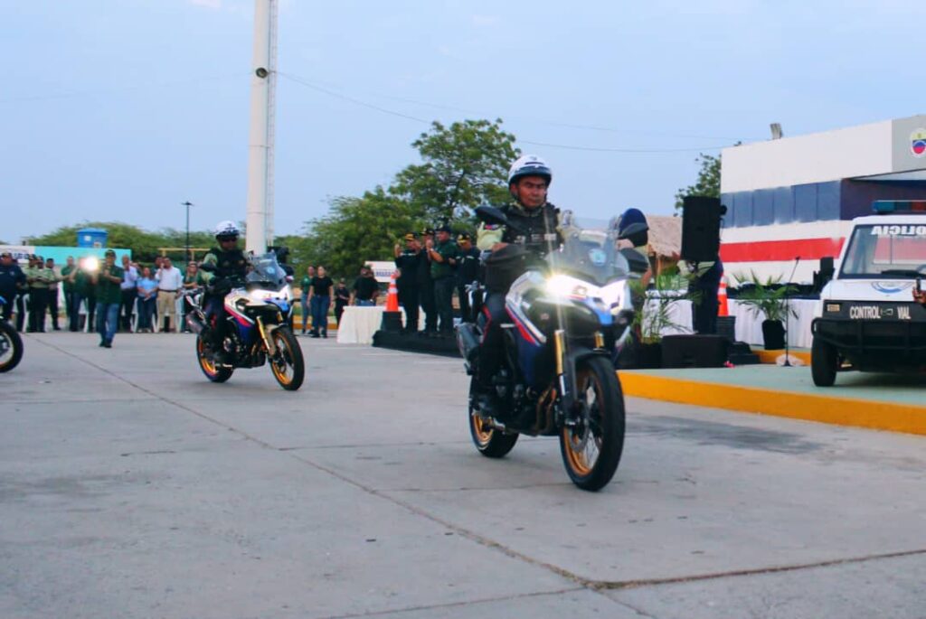 Funcionario de Polimaracaibo recibieron dotación especial de equipos 3 Polimaracaibo