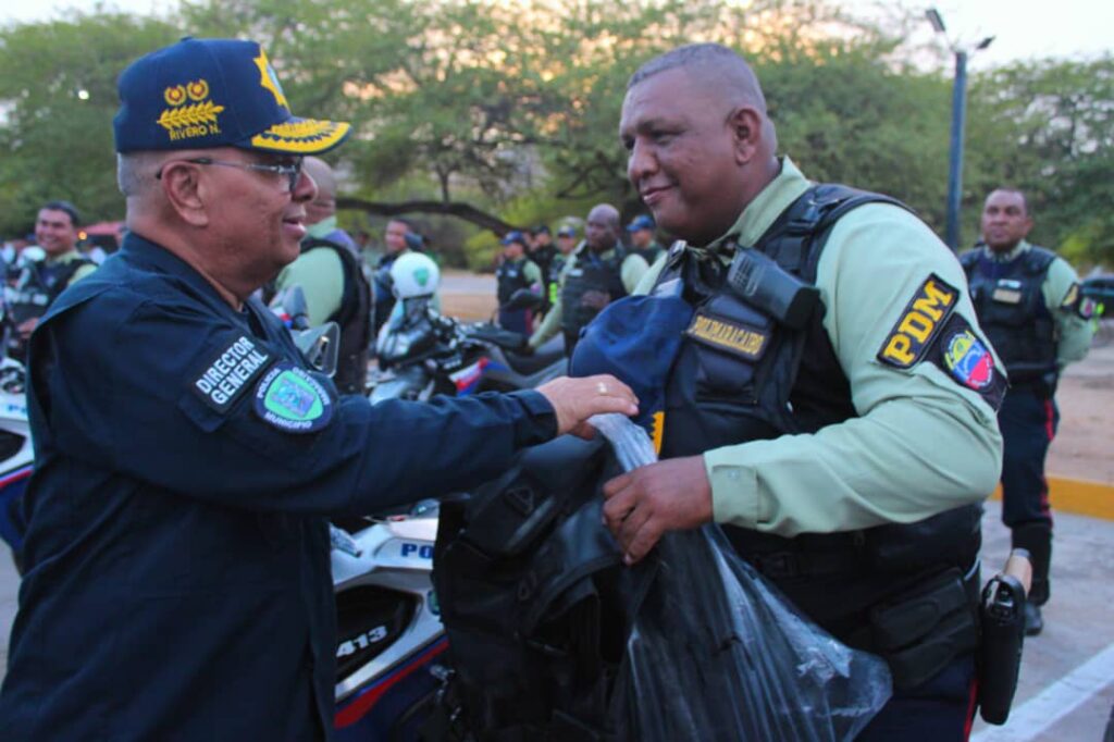 Funcionario de Polimaracaibo recibieron dotación especial de equipos 6 PHOTO 2025 02 27 11 37 26 1