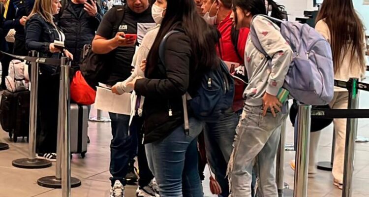 Pasajeros que viajen de Venezuela a Colombia, no pueden salir por Cúcuta 1 Pasajeros