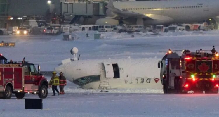 Cómo sobrevivieron los pasajeros del avión que volcó al aterrizar en Toronto y por qué el diseño de los asientos fue clave 1 avion Toronto