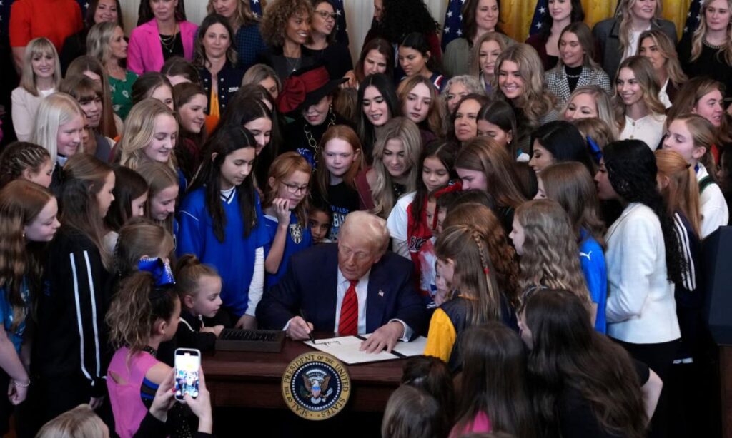 trump en la firma de la orden que prohibe a las mujeres transgenero competir en deportes femeninos