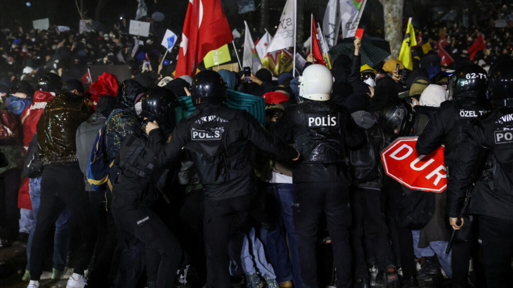 2025 03 23T200117Z 1166351191 RC27JDAYGXN3 RTRMADP 3 TURKEY OPPOSITION PROTEST