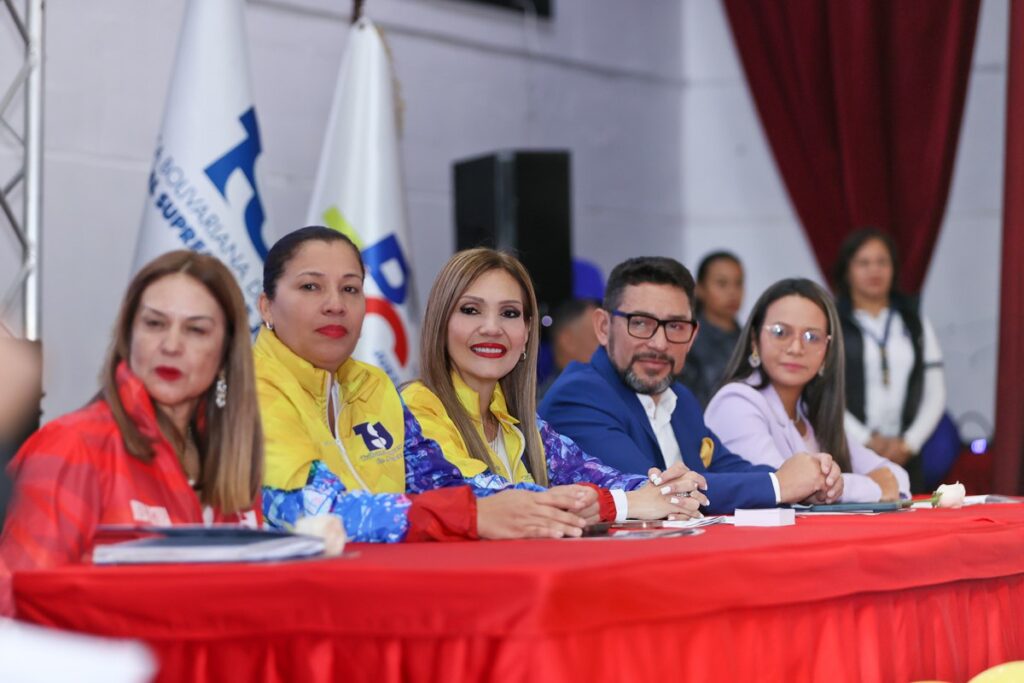 Juramentacion y acreditacion de juezas y jueces de Paz Comunal 13