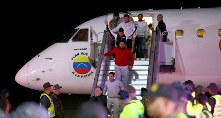 Presidente Maduro ordenó acciones para aumentar vuelos de retorno de migrantes venezolanos en EE. UU. 1 Llegan deportados Venezuela desde Estados Unidos