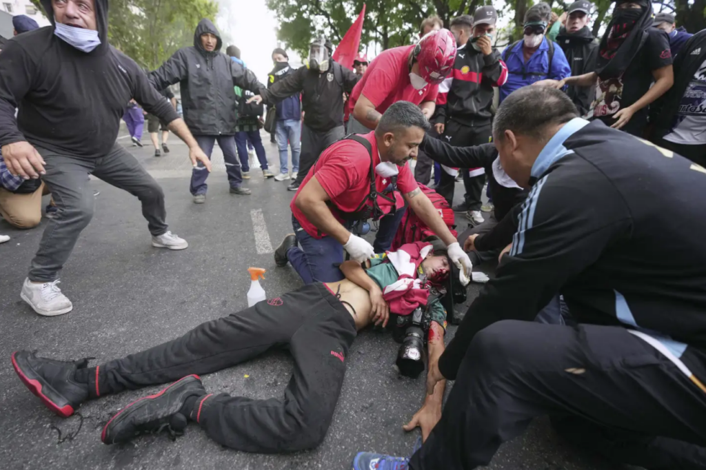 Jubilados e hinchas de fútbol chocan con policía en protesta contra ajustes de Milei en Buenos Aires 4 Protestas en Buenos Aires