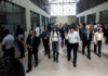 La secretaria de Seguridad de EE.UU. recorre la cárcel salvadoreña con migrantes detenidos