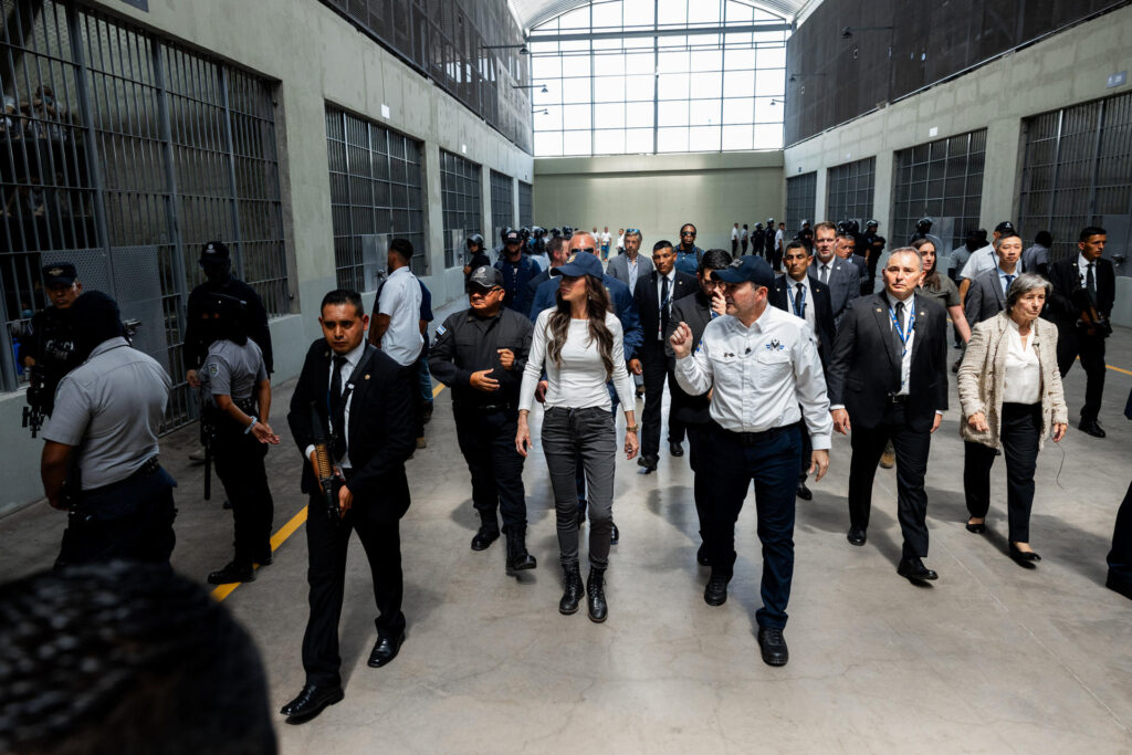 La secretaria de Seguridad de EE.UU. recorre la cárcel salvadoreña con migrantes detenidos