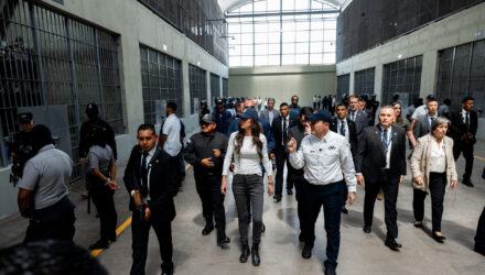 La secretaria de Seguridad de EE.UU. recorre la cárcel salvadoreña con migrantes detenidos