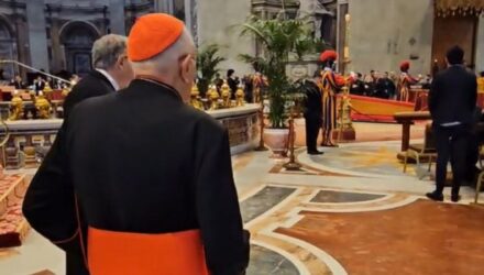 Cardenal Porras rindio homenaje ante el feretro del papa