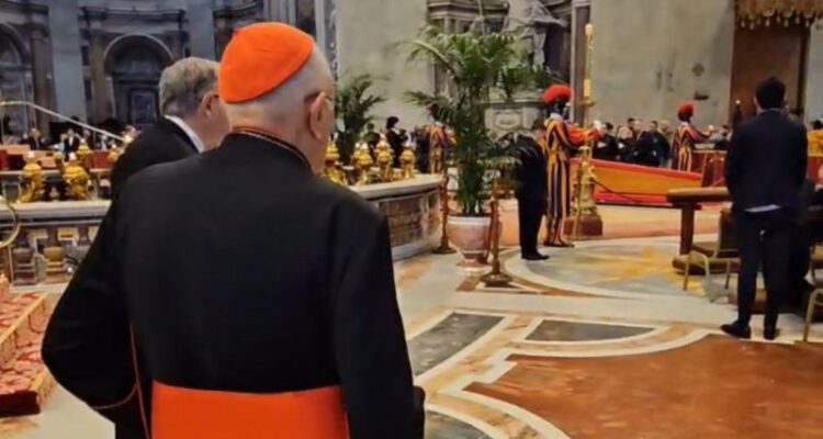 Cardenal Porras rindio homenaje ante el feretro del papa