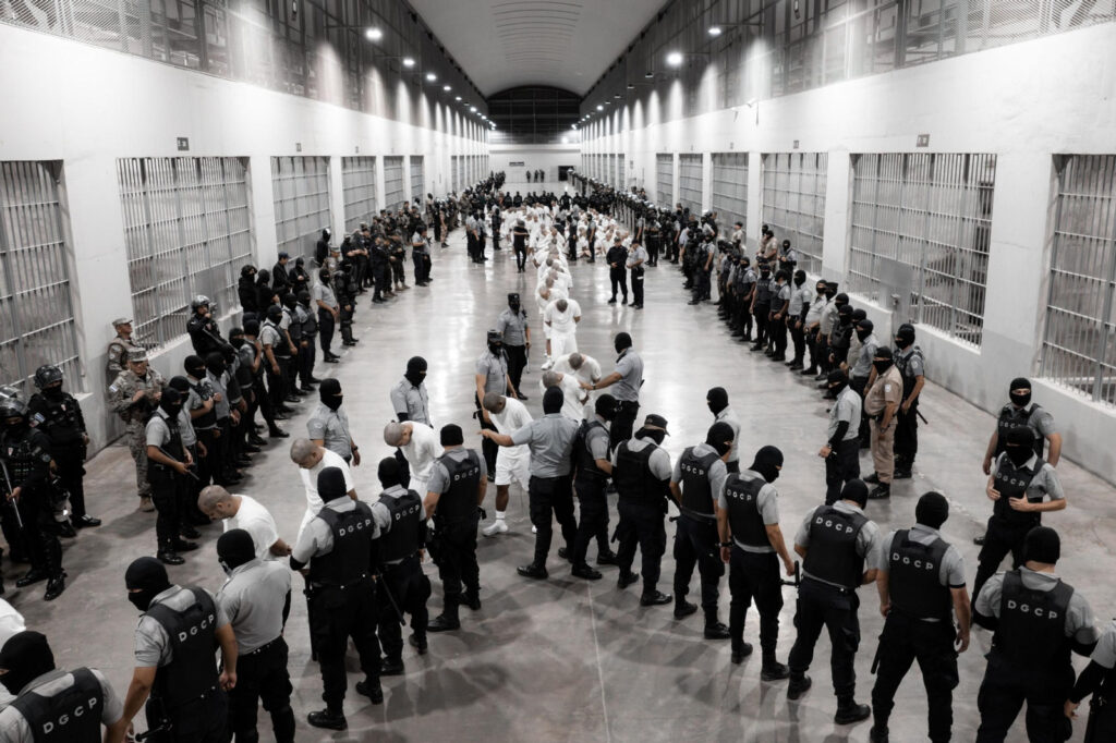 Departamento de Justicia reconoció que Kristi Noem decidió continuar con los vuelos de deportación a El Salvador a pesar de la orden del juez 2 Migrantes