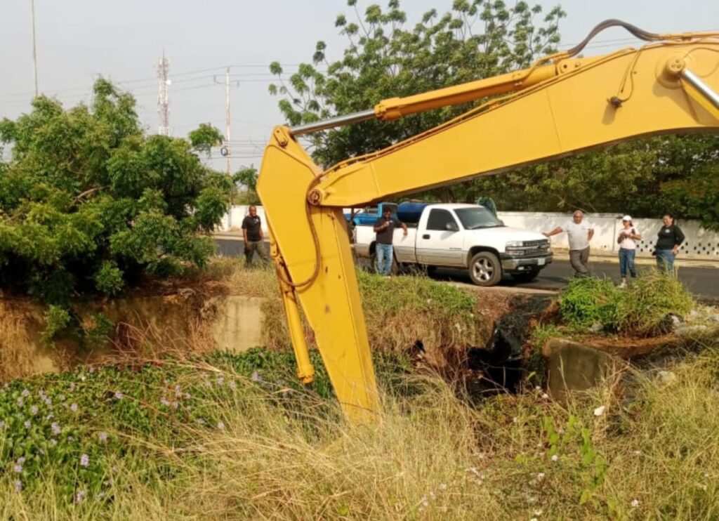 Instituto de Ambiente encabezó operativo de saneamiento en la cañada de Caminos de la Lagunita en Maracaibo 2 WhatsApp Image 2025 04 02 at 1.45.10 PM 1