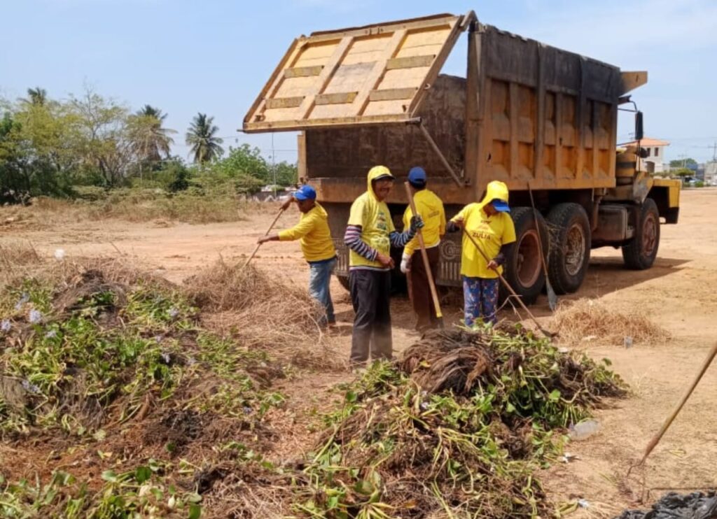 Instituto de Ambiente encabezó operativo de saneamiento en la cañada de Caminos de la Lagunita en Maracaibo 3 WhatsApp Image 2025 04 02 at 1.45.10 PM 2