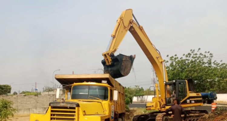 Instituto de Ambiente encabezó operativo de saneamiento en la cañada de Caminos de la Lagunita en Maracaibo 1 Cañada