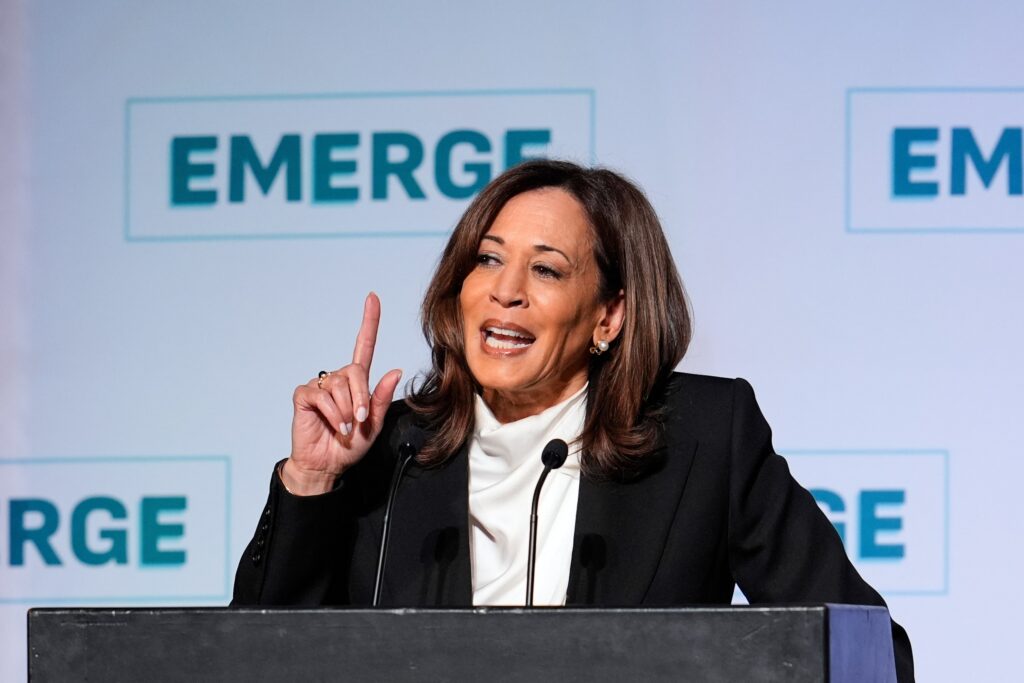 AP Kamala Harris reaparece