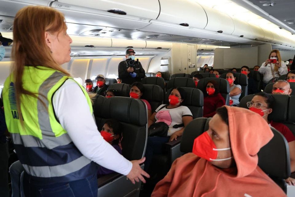 Llegan 315 migrantes repatriados desde