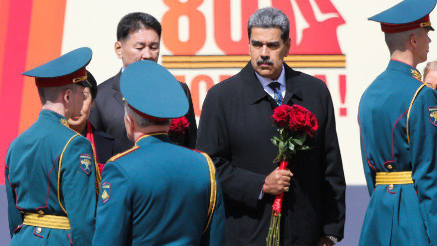 cortesia nicolas maduro realiza ofrenda floral en la tumba del soldado desconocido 41090