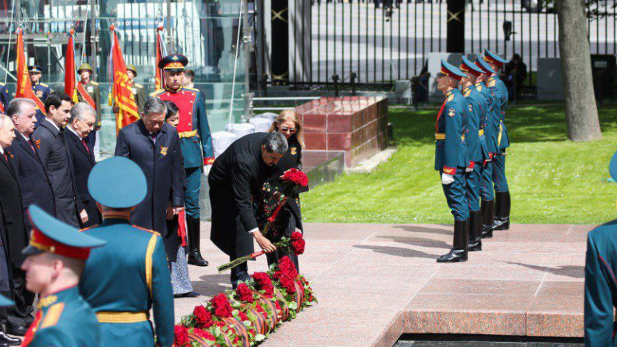 cortesia nicolas maduro realiza ofrenda floral en la tumba del soldado desconocido 41091