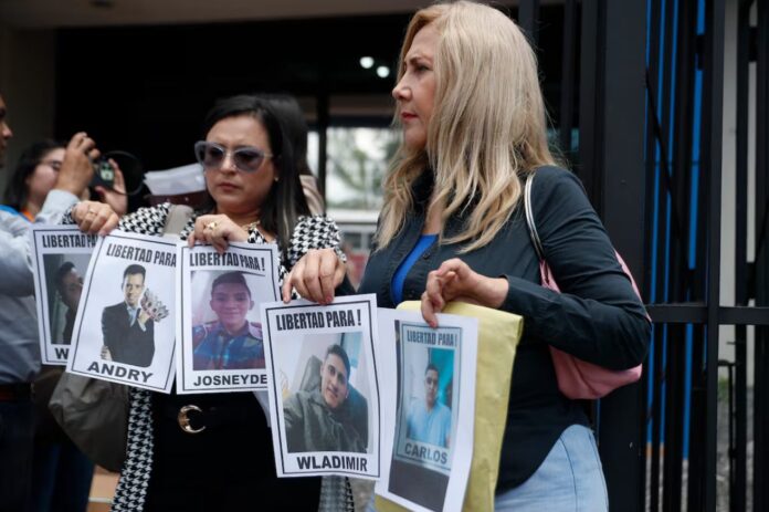 Familiares de venezolanos detenidos en El Salvador