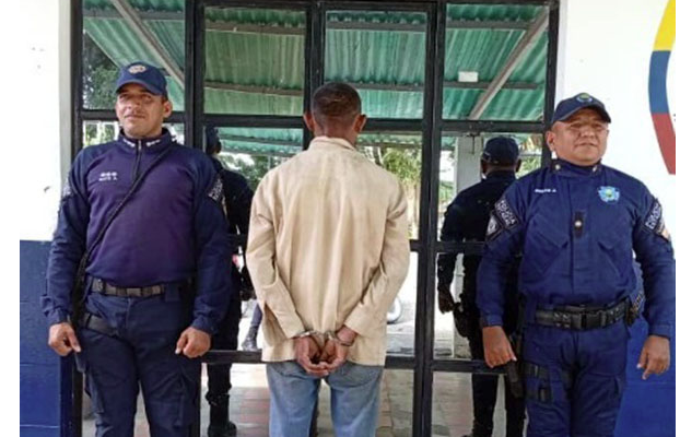 Violo a su hijastra