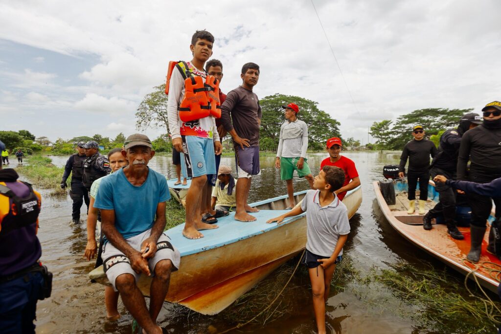 Gobierno Bolivariano activó plan de atención en 16 comunidades de Sur del Lago afectada por lluvias 4 WhatsApp Image 2025 06 30 at 10.41.22 AM 1
