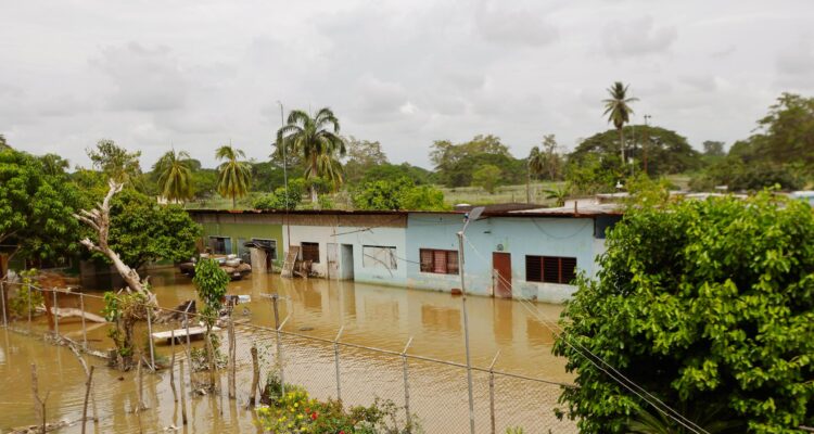 Gobierno Bolivariano activó plan de atención en 16 comunidades de Sur del Lago afectada por lluvias 1 WhatsApp Image 2025 06 30 at 10.41.22 AM