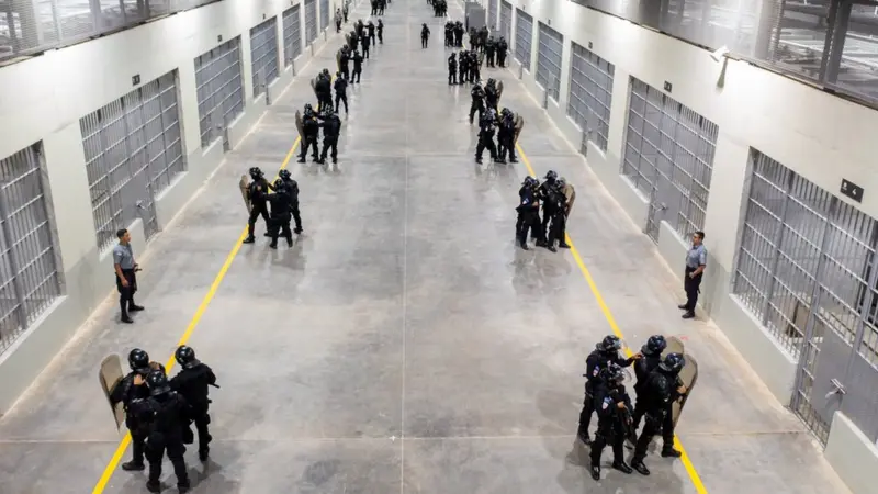 El sueño de vivir en EE.UU. que terminó hecho un infierno en el Cecot de El Salvador 2 128480799 hi082021840.jpg