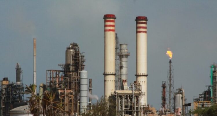 Refinerías venezolanas aumentas capacidad en un 35 ¡Claro, llegaron repuestos que nos negaban! 1 Refinería El Palito