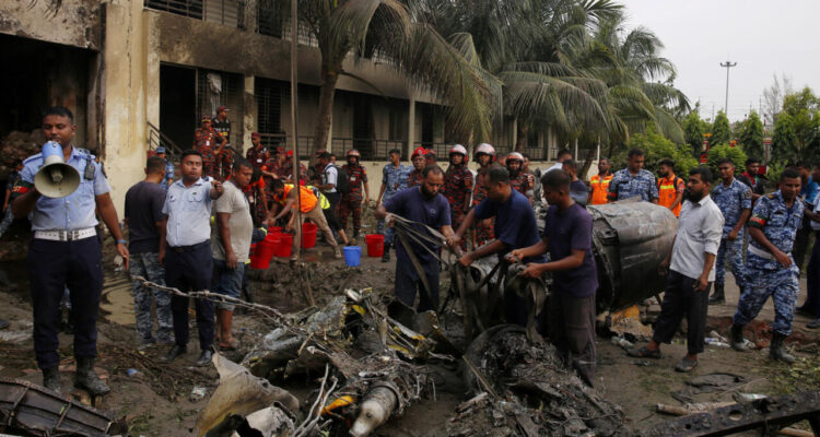 Subió a 27 cifra de muertos en accidente aéreo en Bangladés 1 Accidente de avión
