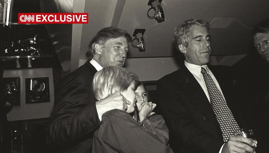 Donald Trump y sus hijos Eric e Ivanka Trump son vistos con Jeffrey Epstein en la inauguracion del Harley Davidson Cafe en Nueva York en 1993