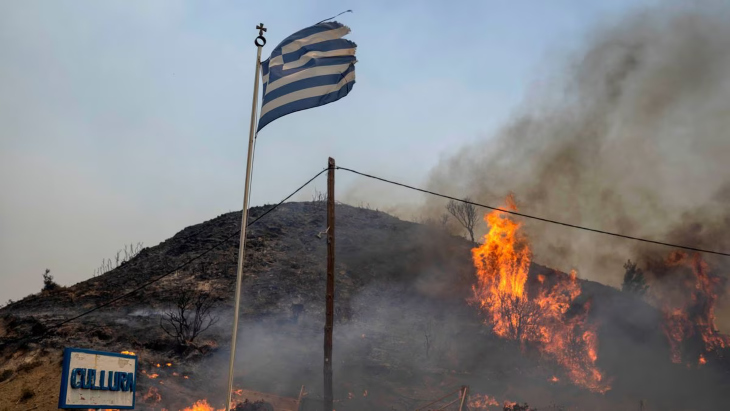Grecia sigue luchando contra el fuego y las evacuaciones ya llegan a 2.500 personas 2 Grecia