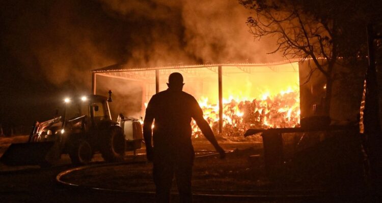 Grecia sigue luchando contra el fuego y las evacuaciones ya llegan a 2.500 personas 1 Grecia