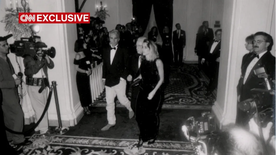 Jeffrey Epstein en la boda de Donald Trump y Marla Maples en el Hotel Plaza de Nueva York en diciembre de 1993