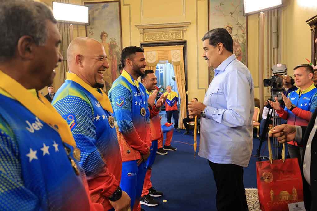 Presidente Maduro recibió a los campeones mundiales de softbol en Miraflores 3 Maduro deportistas 2 1