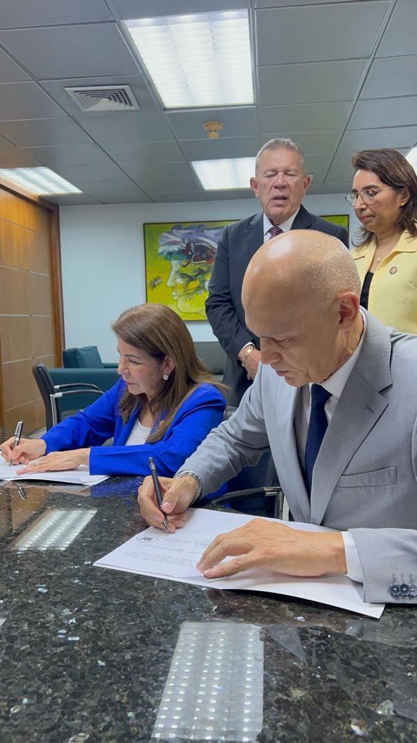 Sistema de Salud Madre Rafols y LUZ firman convenio de cooperación en materia de investigación, docencia, y asistencia comunitaria 2 PHOTO 2025 07 30 18 09 02 3