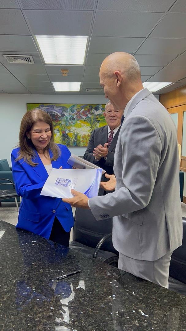 Sistema de Salud Madre Rafols y LUZ firman convenio de cooperación en materia de investigación, docencia, y asistencia comunitaria 4 PHOTO 2025 07 30 18 09 02