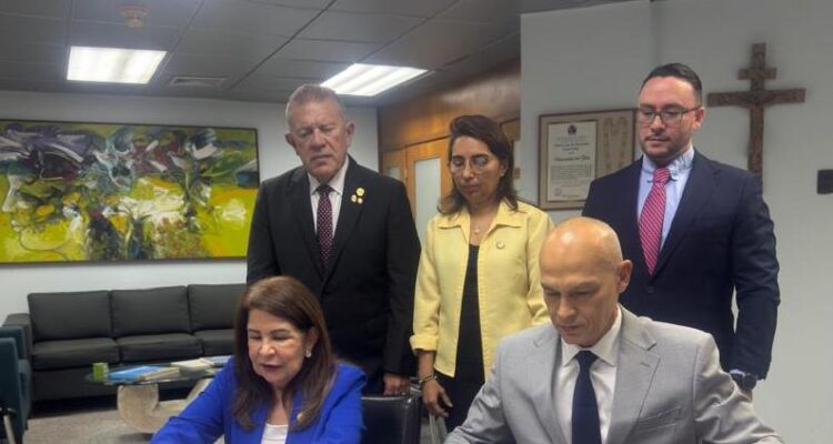 Sistema de Salud Madre Rafols y LUZ firman convenio de cooperación en materia de investigación, docencia, y asistencia comunitaria 1 Madre Rafols